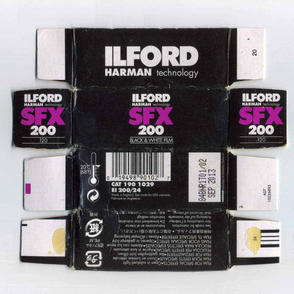 Ilford SFX 200 120 film_box_outside